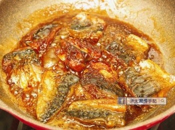 step3: 把<span class="group_2">汁料</span>放在平底鍋煮熱，把煎好的魚塊放入，以最小的火煮魚，不要關鍋蓋，15分鐘後把魚翻面，繼續煮至汁收至本來的一半便完成。
