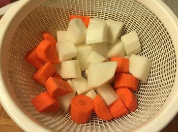 step3: 蘿白甘荀去皮切粒