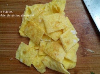 step6: 炒至汁料收乾後，加入雞蛋炒勻即可上碟。