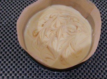 step7: 蛋糕模從冰箱取出來，先把原味的奶酪糊倒進模內，之後再倒入焦糖奶酪糊，隨意用叉子劃出花紋 由於焦糖奶酪糊重量比原味的來得重所以最後還是會沉澱在底下，先倒進原味是要製作花紋