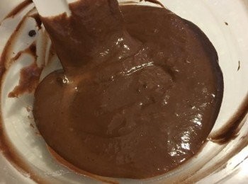 step2: 接著過篩麵粉，並加入鮮奶拌勻備用（攪拌至無明顯顆粒）