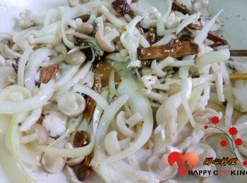 step2: 放鴻喜菇和雪白菇拌炒出香味