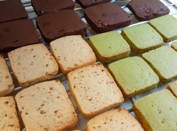 step9: 普通做法:
- 將牛油及砂糖混合，用電動打蛋器中速打至淡黃色。
- 以低速遂少加入雞蛋，打勻。
- 篩入麵粉、陳皮粉及粟粉，再將陳皮蓉拌勻成麵糰。
- 將麵糰放入墊上保鮮紙的模具上壓實成長方條。
- 放入雪櫃冷藏1小時至硬身。
- 預熱焗爐170度，將麵糰切成約5mm厚片。
-  將厚片放在墊上牛油紙的烤盤上，烤焗25分鐘。
-  取出，放在架上放涼後即可。