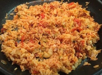 step6: 炒至所有飯粒也沾滿了醬汁後，加入紫菜絲和少許芝士絲續炒至芝士熔化，熄火。