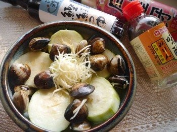 step2: *絲瓜去皮後切片。(切圓形或是半圓都好看~)
*將材料放入蒸盤中，淋上<span class="group_2">調味</span>~