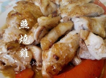 step3: 將雞腿取出切塊，再將鍋中的醬汁淋在雞腿肉上，
放入作法2的甜甜椒即可。