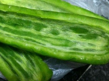 step3: 涼瓜開半，刮去瓜籽和白色瓜膜。