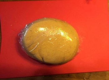 step10: 麵團搓成光滑後，用保鮮紙包好，放入雪櫃30分鐘左右