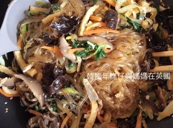 step14: 倒入已煮好的蔬菜快速炒勻，熄火。