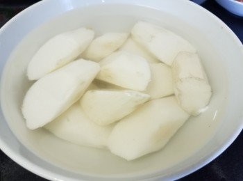 step6: 鮮淮山，去皮後切厚件，用鹽水浸泡，避免發黑或鐵銹色
