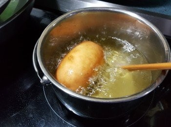 step19: 要用木筷子不停轉動妨止炸濃,炸至金黃即可