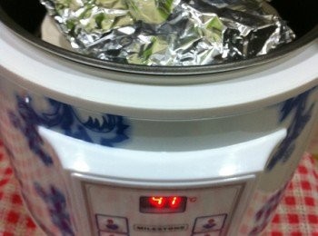 step3: 然後放在鍋面大火隔水蒸25分鐘左右或至熟即可~