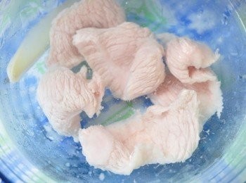 step1: 將松阪肉片(加一片薑)、秋葵川燙後分別冰鎮