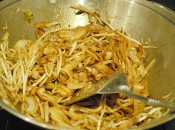 step5: 再下河粉及<span class="group_2">調味料</span>拌勻，不停炒約兩三分鐘