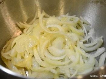 step5: 熱鍋熱油洋蔥丟下去爆香