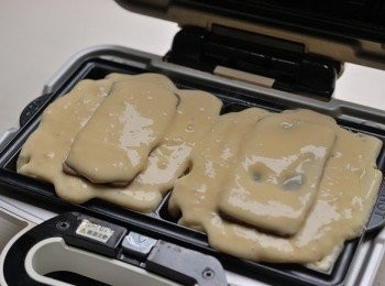 step4: 再次注入鬆餅糊至覆蓋住整個年糕表面。