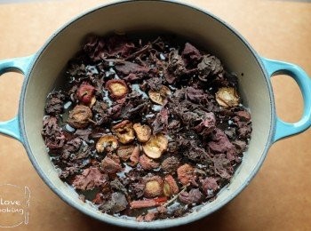 step1: 山楂及紫背天葵用清水浸軟, 在水中搓洗