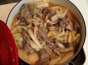 step3: 打開來翻攪一下或加入更多蔬菜，再悶煮個十分鐘就可以上桌啦！