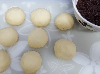 step1: 把麵包材料放在麵包機內，按"搓粉和發酵“功能，約1小時25 分便完成。拿出麵團分成8個約60~65 g 1個，靜止10 分鐘。再造形，放入紅豆蓉。

~鹽和酵母要分開放
~先放牛奶，再放其他材料
~蛋醬留少許，麵包入烤箱時上色用。