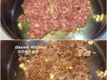 step4: 加入絞肉平鋪鍋底 (用鍋鏟壓平)，兩面各油煎約1分鐘至焦黃色，翻炒弄散【此步驟很重要！整道料理的美味關鍵！】
