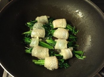 step6: 下油中火把鯰魚卷慢慢煎熟兩邊