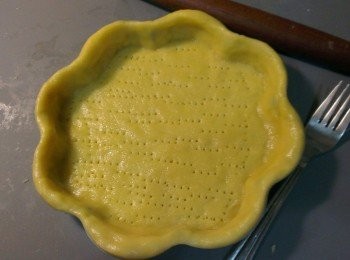 step6: 再用叉子將底部均勻地穿刺，在冰入冰箱讓派皮固定成型!