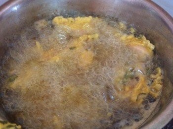 step2: 從冰箱取出醃製好的雞塊，取出鍋加入適量的炸油。
油熱，把雞塊一塊一塊的下鍋，以中火油炸至金黃色鬆脆。