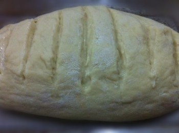 step5: 第2次發酵完畢，烤盤灑上少許高筋麵粉，刀子沾上水，在麵團表面畫幾刀。