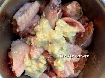 step1: 腐乳用紹酒開勻，再加入其他調味料拌勻，<a href="https://bit.ly/3zHU5V3" target="_blank" data-keyword="雞翼" class="guide-link"><strong>雞翼</strong></a> <span style="display:inline-block;vertical-align:middle;margin-top:-3px;color:initial;border-radius:3px;padding:2px 3px;font-size:12px;line-height:14px;background:#87d300;color:#fff;">即買</span> 加<span class="group_2">醃料</span>醃數小時，煎前撲上少許粉，下油半煎炸至熟即可。