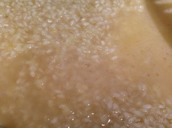 step3: 炒到米吸收牛油後下白酒。