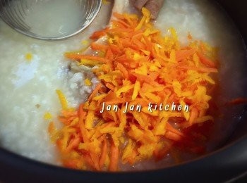 step5: 待排氣後，開蓋，加入甘荀及南瓜絲，加蓋再煮2分鐘。