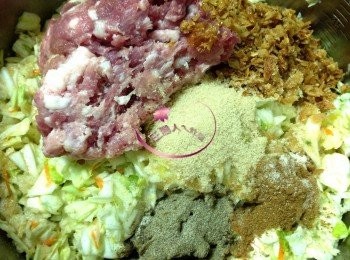 step3: 軟化過的疏菜瀝乾水份，加入絞肉、蝦米+紅蔥酥、鹽、糖、五香粉、胡椒粉拌勻