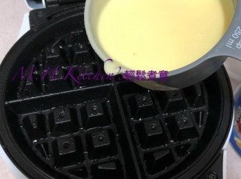 step35: 在燙板上倒入適量餅漿，蓋好待窩夫燙至金黃色盛起 *注意做起的第一塊不要，會有鐵銹味*