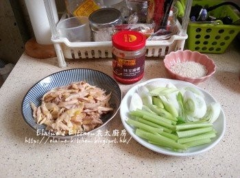 step6: 一碟用來整京蔥豆瓣醬炒手撕雞 , 另一碟用來整雞汁椰菜手撕雞