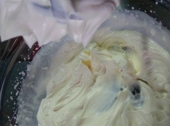 step5: 120g淡忌廉用電動打蛋器打至企身(盤內不能有水份及雜質,否則淡忌廉不會打得起)