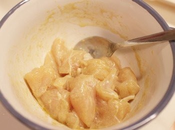 step3: 用醃料醃雞肉15分鐘