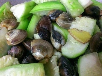 step3: 加入蛤蜊~再翻抄一下~不用加水~絲瓜和蛤蜊都會出水~再悶煮一下~調一下味道~一點點的鹽和烹大師~等蛤蜊開口笑就好了~( 個人喜愛的口感不一,絲瓜喜歡吃軟一點的就多悶一下再放蛤蜊 )