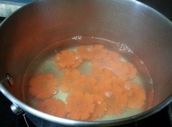 step6: 甘筍去皮洗淨切片,亦是用滾水煮3分鐘待用