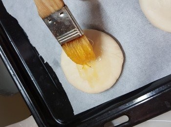 step12: 於餅面掃二次蛋黃(掃一次待乾再掃多一次)