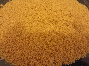 step4: 預備另一隻碟鋪滿花生粉。