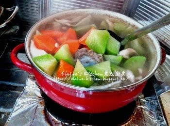 step9: 15分鐘後加入青蘿蔔 , 紅蘿蔔拌勻 , 再用中火煲滾後轉慢火蓋上蓋煲1 1/2小時