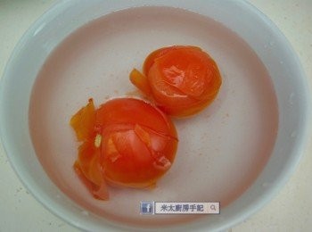 step5: 把番茄放入室温或冷水中，即可輕鬆去皮。