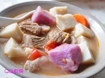 step8: 就成了一鍋滿滿的蘿蔔糕牛肉湯囉.. 蘿蔔糕+山藥牛肉湯..奇怪嗎?一點都不奇怪，很多料理就是要親自去做去嘗試 才會有好滋味喔! 讚啦!