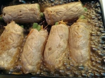 step6: 倒入水及淬釀醬油露一起煮,讓湯汁收汁