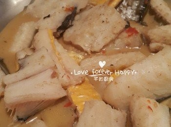 step2: 薑切片, 蒜頭拍扁, 指天椒切碎, 備用; 起鑊大火爆香薑片, 蒜粒和指天椒, 加門鱔炒至5成熟, 加入料理酒和清水用中火炆熟; 試味後可因個人口味添加海鹽及胡椒粉, 即成薑酒門鱔