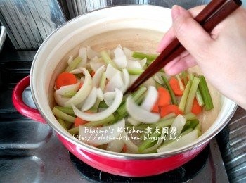 step10: 煲內加入少許油爆香甘旬 , 西芹及洋蔥