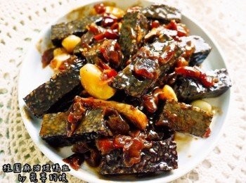 step4: 起鍋前在淋上少許麻油即可!!香噴噴的麻油鴨血糕真的很迷人唷^0^