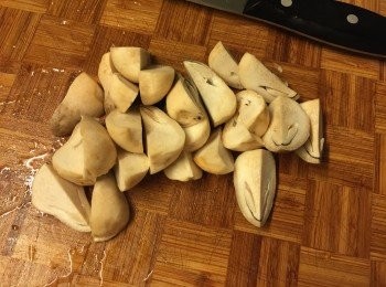 step2: 草菇洗淨切開4份