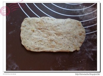 step5: 完成醒麵後, 輕輕按壓排出空氣, 然後將麵團擀成約15cm長橢圓形。