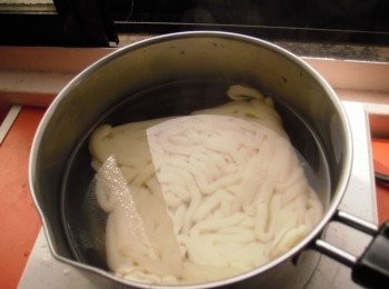 step2: 先將烏龍麵滾水川燙2分鐘